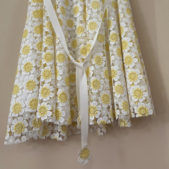 White and Yellow Flower Lace Dress Size 2 - Picture 6 of 10